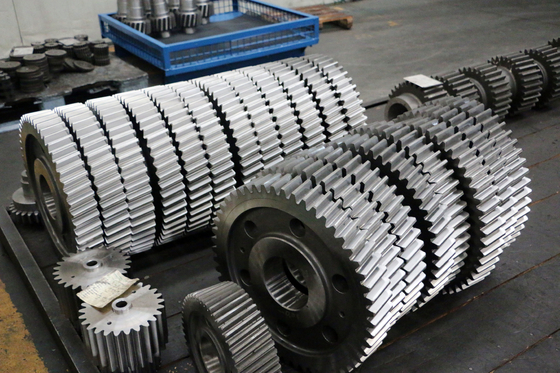 Customized 8 Module Transmission Gears Cylindrical Helical Pinion Gear ISO 6 Grade